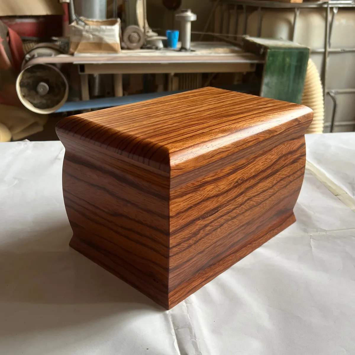 Urna in legno massello nel laboratorio della Falegnameria Soranno a Bitetto